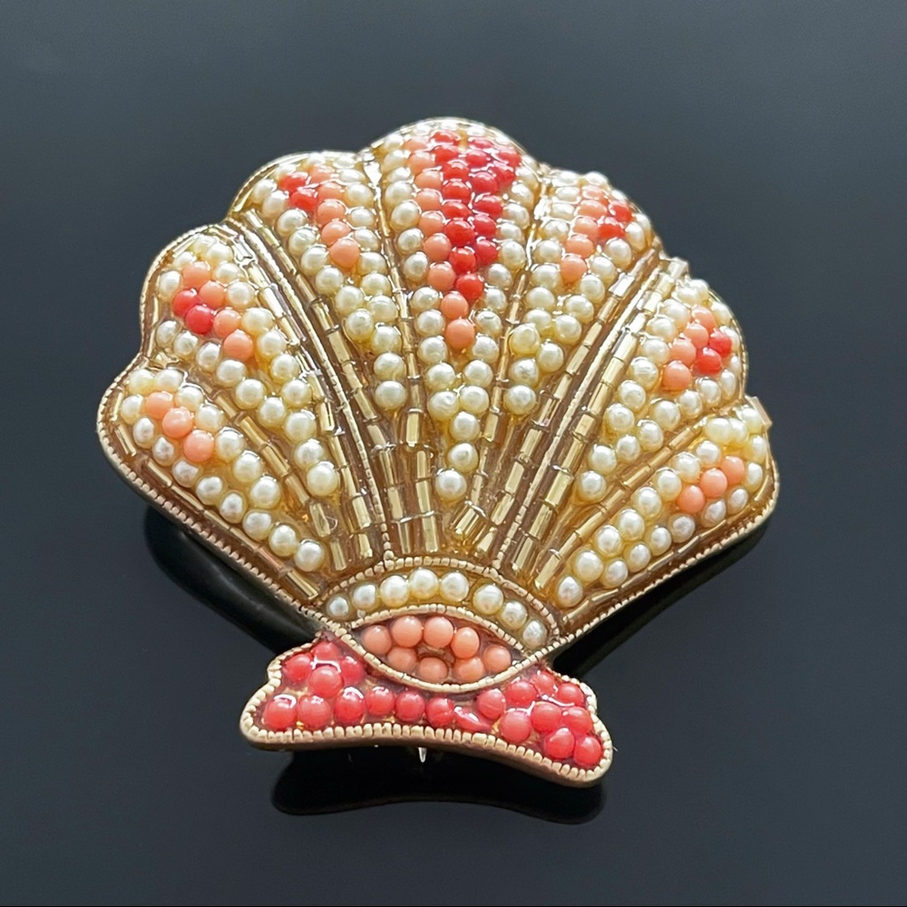 🐚 Gorgeous VTG Shell Brooch with beads